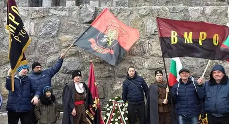 Над 100 русенски войводи от ВМРО развяха байрак на паметника Шипка Над 100 русенски войводи от ВМРО развяха байрак на паметника Шипка