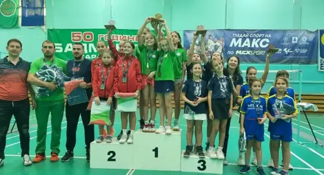 Златни момичета донесоха в Русе държавна титла по бадминтон Златни момичета донесоха в Русе държавна титла по бадминтон