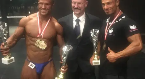 Валентин /вляво/ с двете титли от подиума в Залцбург. До него в средата е личният му спонсор Крис Манасек.                Снимка: Утро