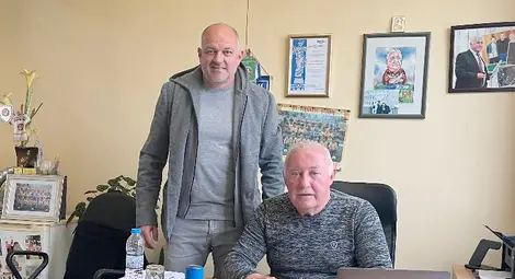 Новият и старият областен футболен ръководител ще работят заедно и в бъдеще. Снимка: Георги ХРИСТОВ Новият и старият областен футболен ръководител ще работят заедно и в бъдеще. Снимка: Георги ХРИСТОВ