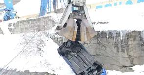 Кран на Драгажния флот извади паднал в Дунава автомобил