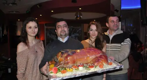 Печено прасенце и русенски вина събраха пари за спорта в училище