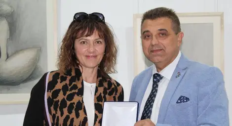 Скулпторката Нина Лишовска с плакет за всеотдайна работа като преподавател