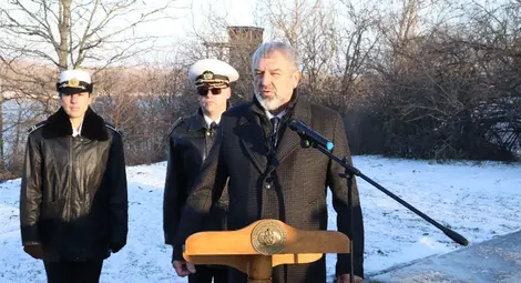 Висшето военноморско училище отбеляза 145 години от създаването си  с тържествена церемония пред Паметника на моряка в Русе