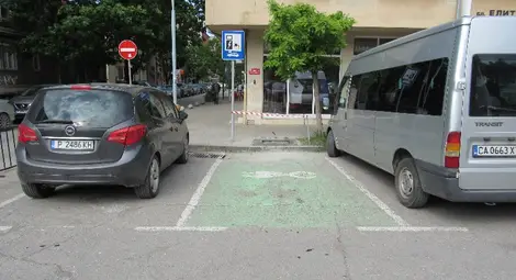 Монтирането на паркоматите тръгна от площада пред &bdquo;Св. Троица&ldquo;