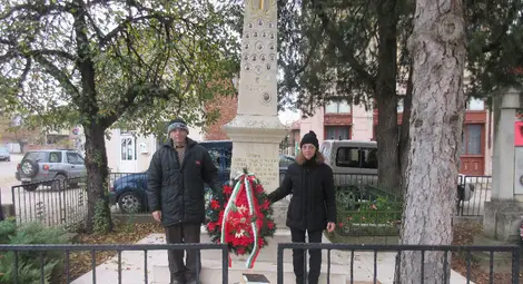 14. Потомците на Героите проф. д-р Георги Геориев и д-р Марияна Георгиева поднасят венец на загиналите в Балканската, Съюзническата и Общоевропейската (Първата световна) война Герои на Поликрайще