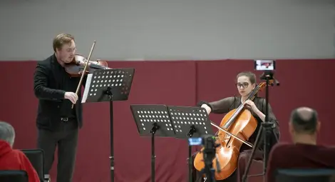 Филип се влюбва в цигулката на 4 години, а Марина открива виолончелото на 7. И музиката става тяхна съдба