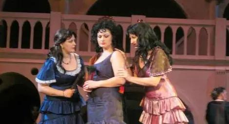 &bdquo;Кармен&ldquo; черпи зрителите в летния театър с чаша вино