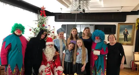 Дядо Мраз и Снежанка донесоха  подаръци в руското консулство