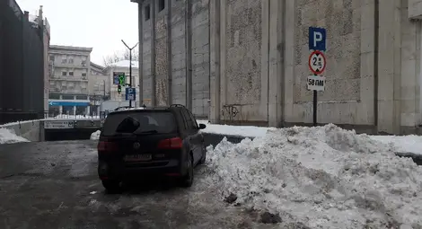 Махат знаци пред паркинга на Доходното след спорна глоба