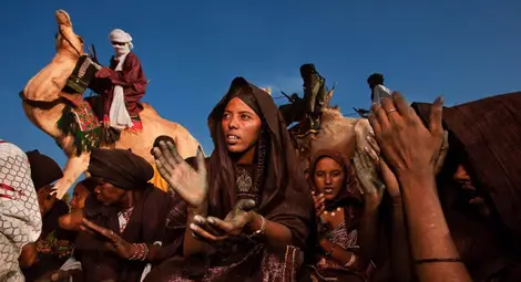 Жените на туарегите и техните мъже с покрити лица