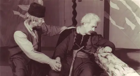 12. Сцена от пиесата &bdquo;Гераците&ldquo; от Елин Пелин с участието на Иван Ботов &ndash; Маргалака (вляво) и Антон Кьосев &mdash; Йордан Герака, Поликрайще, 1976-1977 г.