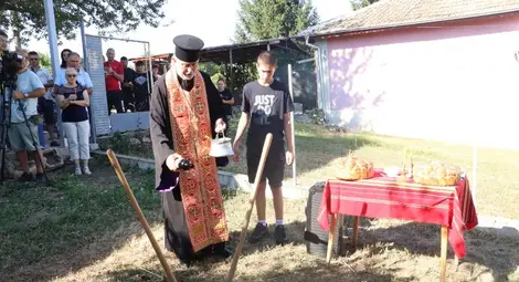 Вграждат камък от Петра в новия параклис в Кацелово
