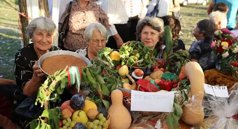 Сръчните стопанки от Тръстеник бяха сложили патриотичен акцент с трикольор на кошницата с плодове. Снимка: Утро Сръчните стопанки от Тръстеник бяха сложили патриотичен акцент с трикольор на кошницата с плодове. Снимка: Утро