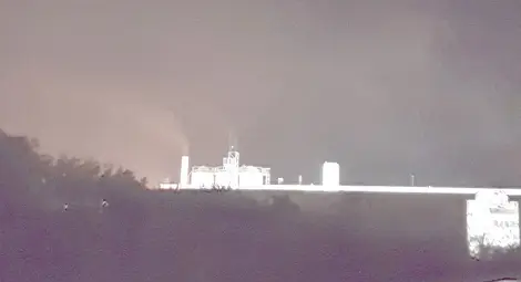 Гражданин за нетърпимата миризма на бакелит: Снимах пушещите комини на голяма промишлена сграда, разследвайте