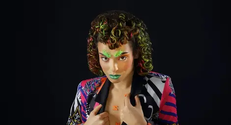 Неон в косите, искри в очите