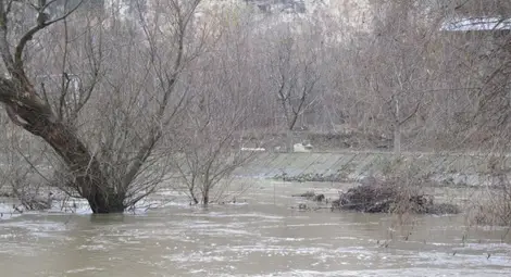 Река Стряма скъса дига, може да залее цяло село и АМ "Тракия"