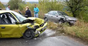Опел връхлетя такси на пътя за Николово