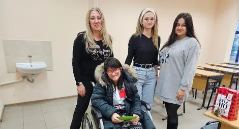 Студентите от клуб "Палитра" дариха 2000 лева от благотворителния коледен базар на двама студенти на Русенския универитет