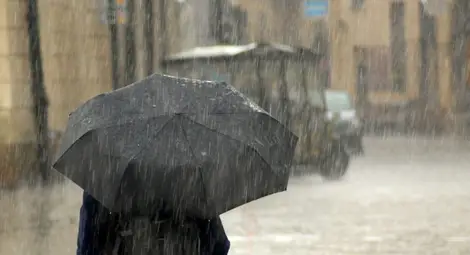 Жълт код за валежи в половин България в неделя