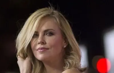 Как майката на Чарлийз Терон убива баща й?