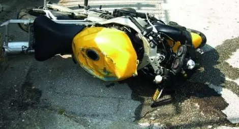 Моторист се разби в перила на мост, приятелят му го заряза