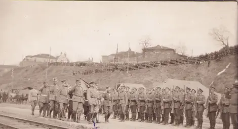 Новопроизведеният генерал-майор Панайот В. Бърнев заедно с командващия германските войски в България, военния губернатор на Румъния маршал фон Антон Лудвиг Аугуст фон Макензен, български и немски военослужащи и русенско гражданство приемат парад на русенските военни части в района на днешния мост под Гимназията по облекло в края на 1917 г. (от фондове на НВИМ-София, Сн. I-3579-8, публикува се за първи път).