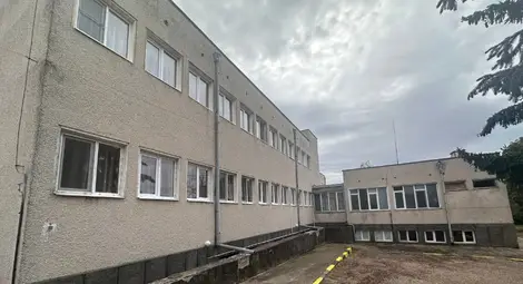 Настилката в двора на ДГ &bdquo;Приказен свят&ldquo; в Николово ще бъде изцяло подменена