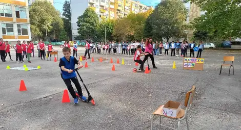 Състезание "Спазвам правилата за безопасно движение" в русенското училище "Възраждане" /галерия/