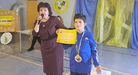 Победителят Антон Марков с учителката си Даниела Симеонова. 				              Снимки: Личен архив