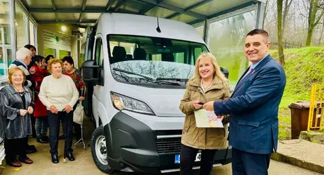 Два нови буса служат на хора с увреждания Два нови буса служат на хора с увреждания