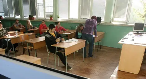 Учебник за VI клас: Жената стои по-ниско от мъжа, може да я бие