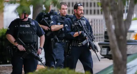 Въоръжен рани полицай и взе деца за заложници в Орландо