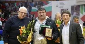 Почетен плакет от федерацията по борба за треньора Вальо Ангелов