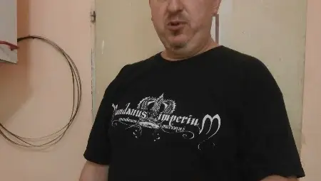 Русенски художник прави лули от торфен дъб на 5000 години