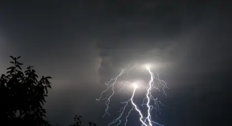 Мълния изпепели спалня, съпрузите оцеляха на косъм