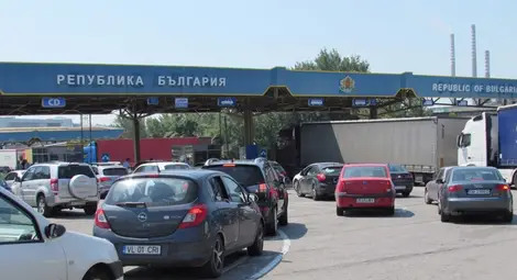 Без тежки камиони заради жегата по граничните пунктове с Румъния Без тежки камиони заради жегата по граничните пунктове с Румъния
