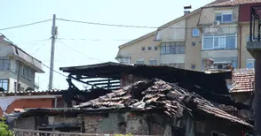 Печка на дърва запали три къщи