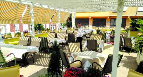 &bdquo;Ана палас&ldquo; посреща гости на живописна тераса с прясна риба и обедно меню