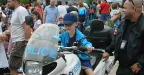 Шестгодишният Боби яхна полицейски мотор и поиска да лови престъпниците