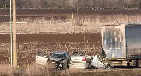 Двама души в болница след челен удар на разсъмване в Индустриалния парк в Русе Двама души в болница след челен удар на разсъмване в Индустриалния парк в Русе