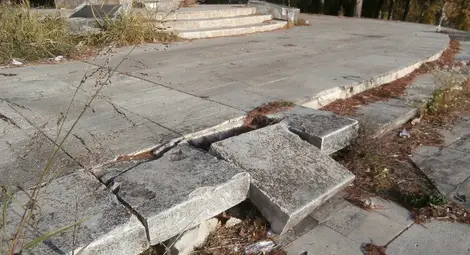 Паметникът на русофилите е паркинг, бунище, но само не и място за памет