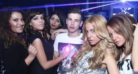 Тамагочито и Форито отидоха на съд за юмруци по миските Вероника и Моника