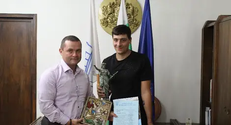 Герой не е този, чиито мускули са най-големи, а този, който е отдал живота си на нещо по-голямо от себе си, каза кметът при награждаването на спортиста.                            Снимка: Община Русе