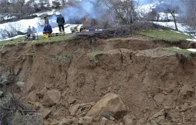 Свлачище прекъсна главния водопровод на Кърджали, 50 000 останаха без вода