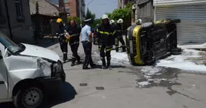 Пожарникари заляха кола с пяна след катастрофа на кръстовище