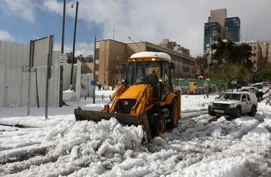 Невиждана снежна буря скова Израел