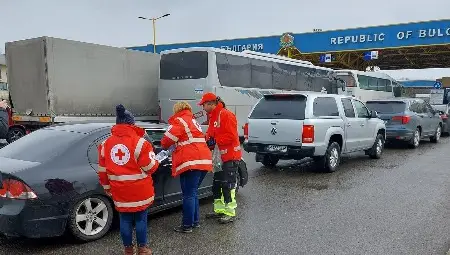 Доброволци посрещат украинци с вода и закуски на Дунав мост