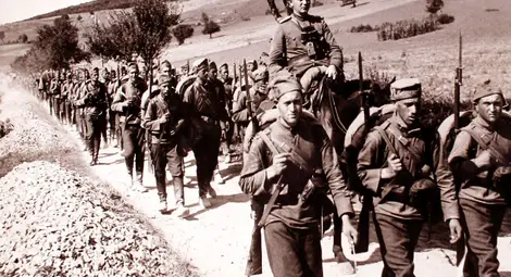 Походна колона на Четвърта интендантска дружина &mdash; Шумен в местността &ldquo;Шабанца&rdquo;  в землището на с. Паламарца, Шуменска област по време на военните маневри в края на 29 септември &mdash; 2 октомври 1937 г. (Архив на Историческия музей &mdash; Попово, СФ-2648-8, предоставен от него и се публикува с любезното му съгласие.)