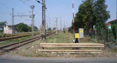 Влак блъсна изоставен като барикада на релсите бус